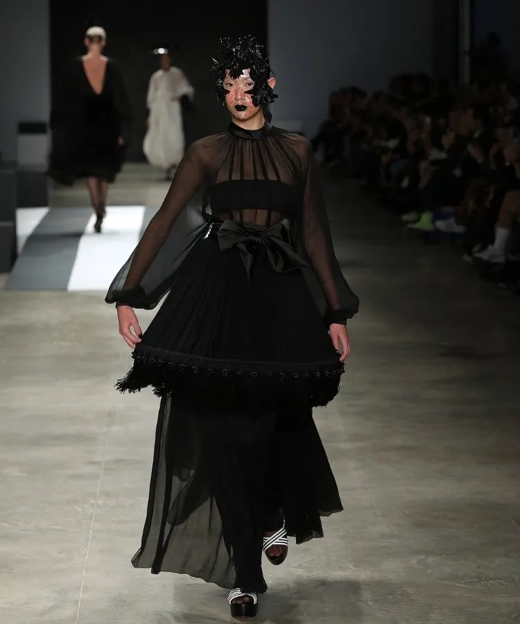 Foto de modelo usando look todo preto no desfile de chapéus de Davi Ramos no SPFW N60