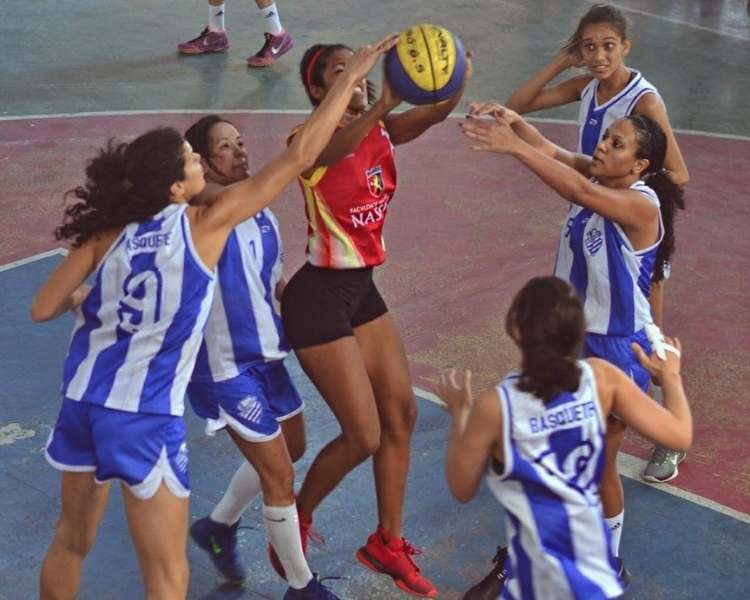Foto de Andréa Nascimento jogando Baquete.