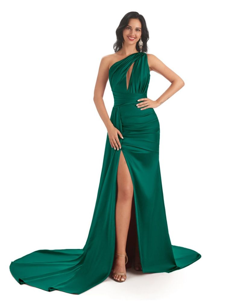 mulher usando vestido verde esmeralda de madrinha de um ombro só com fenda