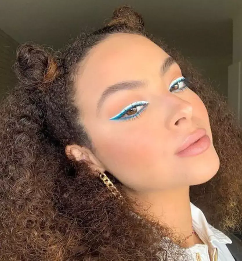 Penteado com mini coque duplo e cabelo solto para cabelo cacheado
