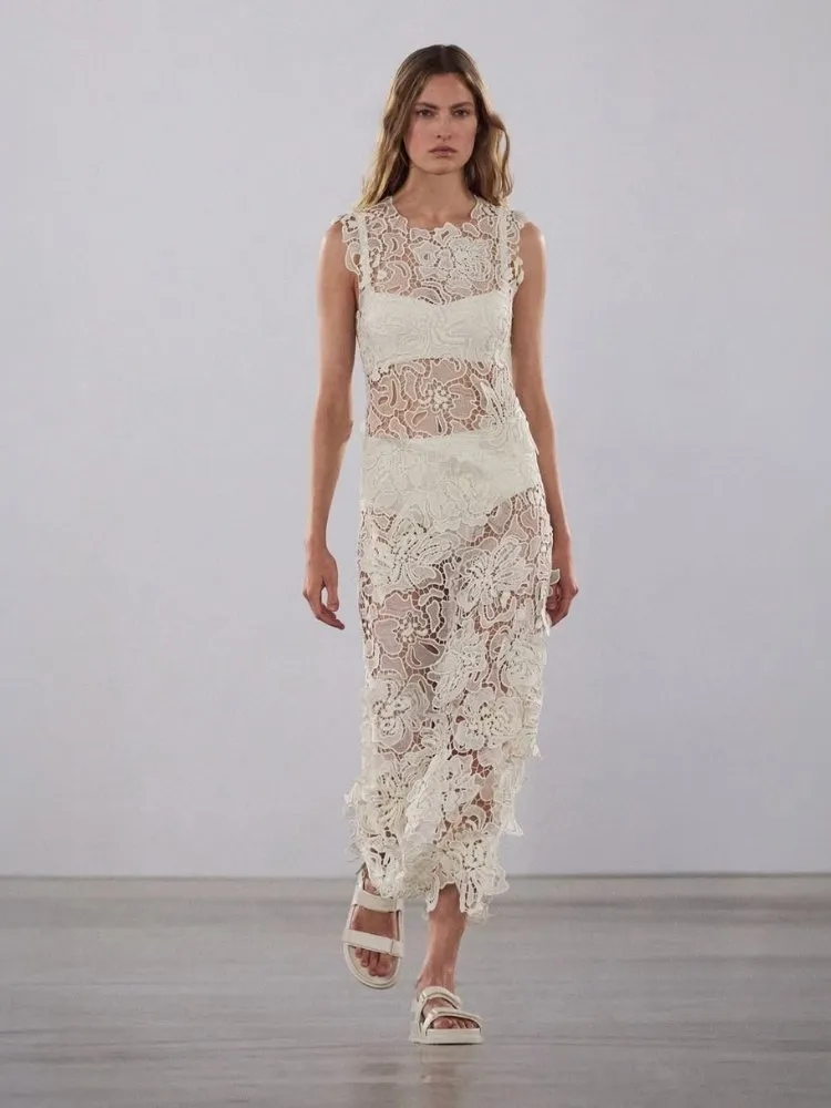 Foto de modelo na passarela da NYFW usando vestido branco de renda da SIMKHAI