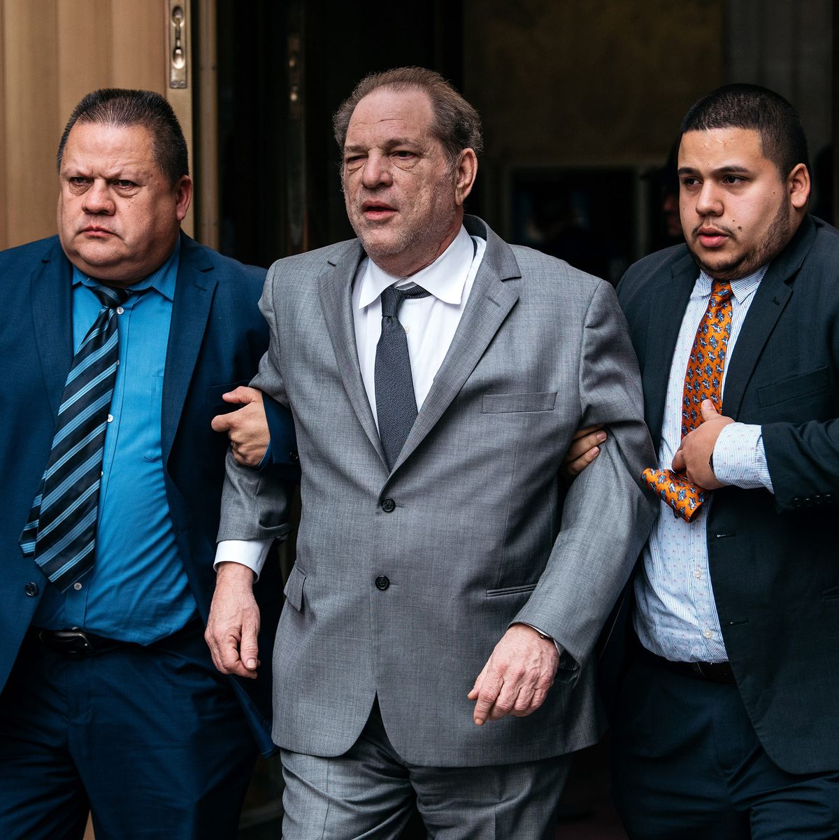 Produtor Harvey Weinstein é condenado a 23 anos de prisão.