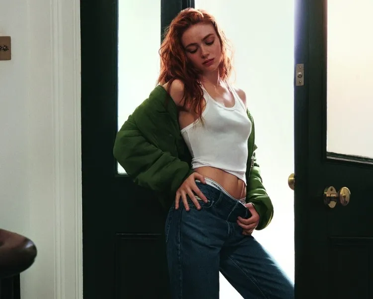 Atriz Sadie Sink na campanha de jeans da Calvin Klein