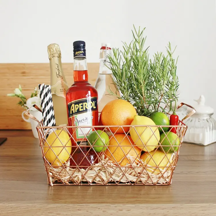 cesto de arame com ingredientes de Aperol Spritz