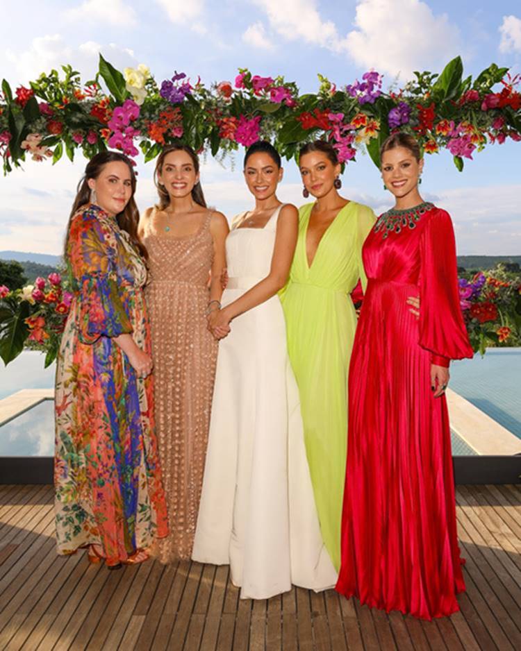 Foto da noiva com convidadas.
