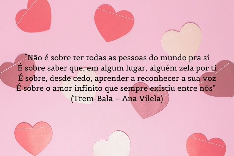 Card com fundo rosa de corações e frase "Não é sobre ter todas as pessoas do mundo pra si / É sobre saber que, em algum lugar, alguém zela por ti / É sobre, desde cedo, aprender a reconhecer a sua voz / É sobre o amor infinito que sempre existiu entre nós” (Trem-Bala) – Ana Vilela)
