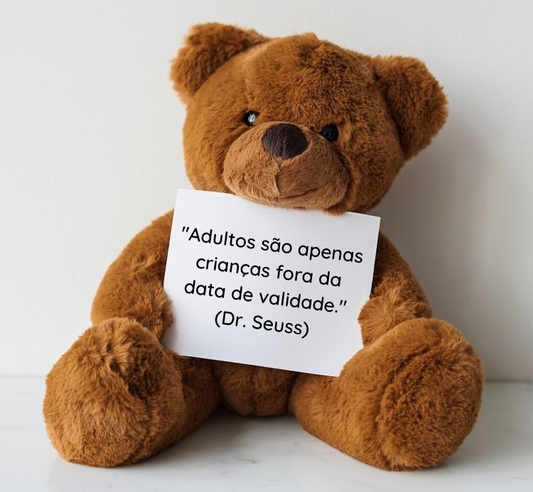 Foto de pelúcio segurando papel com frase "Adultos são apenas crianças fora da data de validade." (Dr. Seuss)