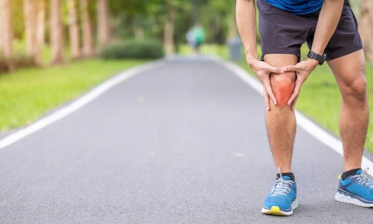 Dor durante a corrida ou caminhada. Senhor com tendinite no joelho.