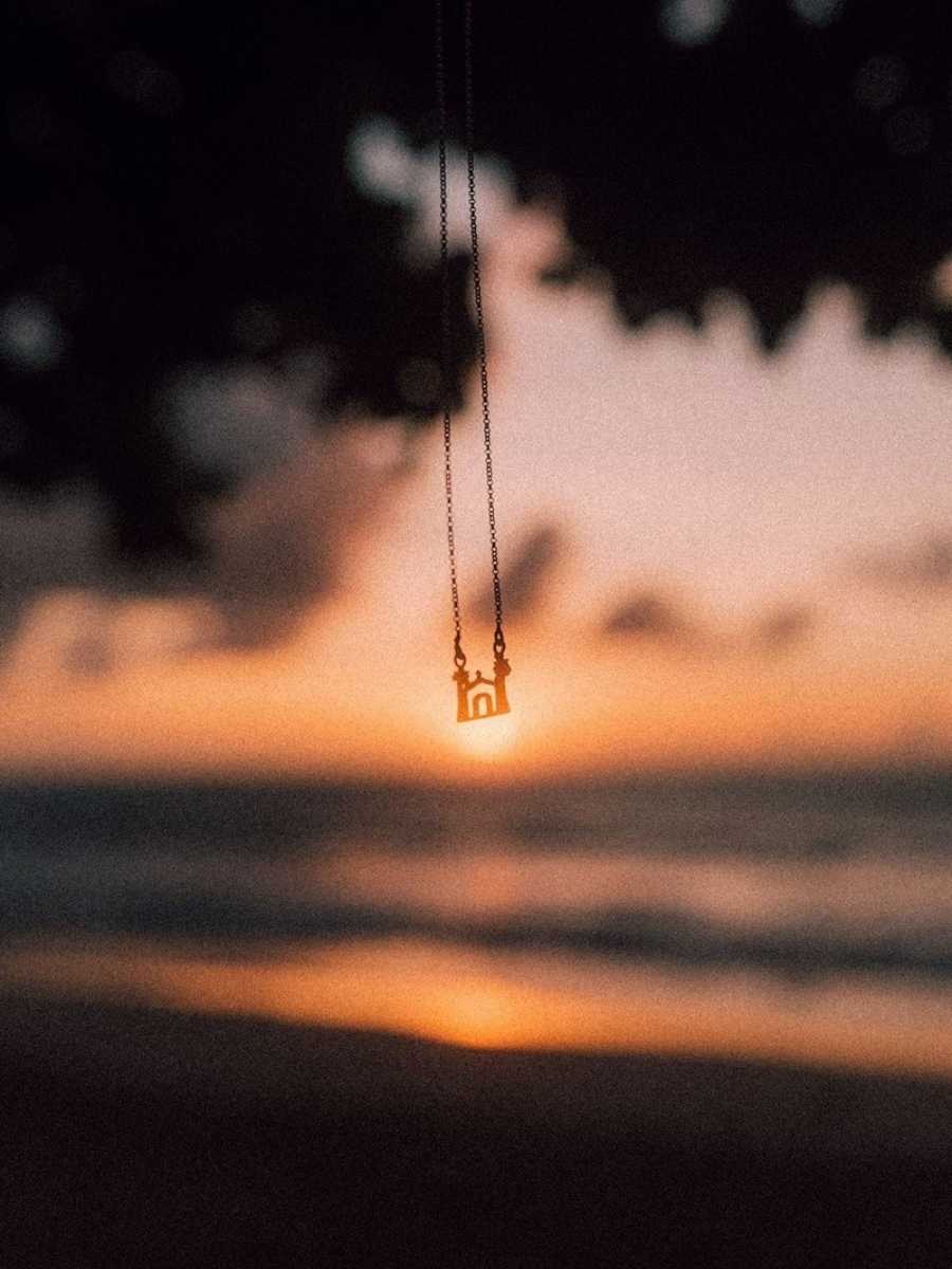 Foto de colar da loja Artesana, na praia de São Miguel dos Milagres.