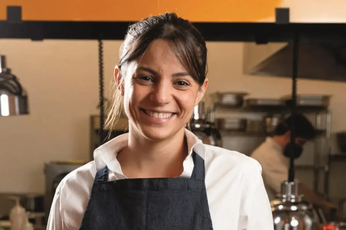 Ex-participante vencedora do MasterChef Brasil trabalhando em cozinha profissional após reality gastronômico.
