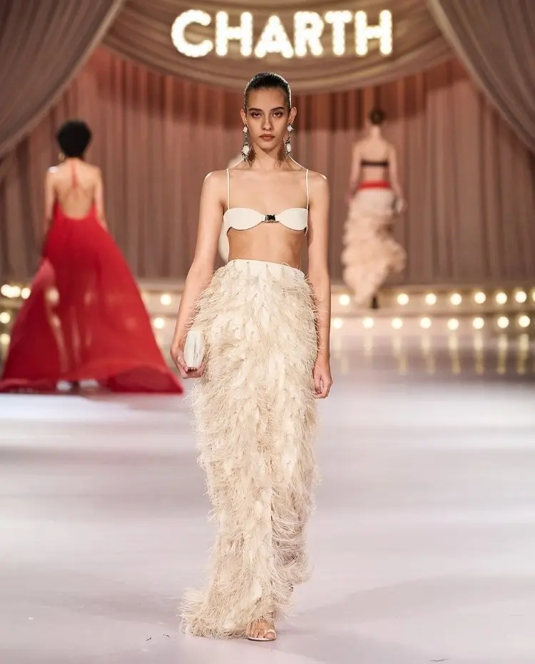 Modelo na passarela usando look off white