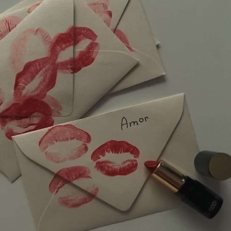 Carta com detalhes em batom