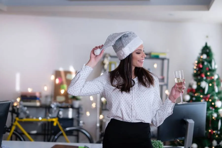 Mulher tomando champagne.