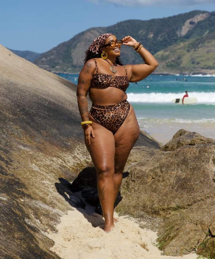 Influenciadora Mari Lobo usando bandana e biquíni de oncinha, uma das tendências da moda praia 2026