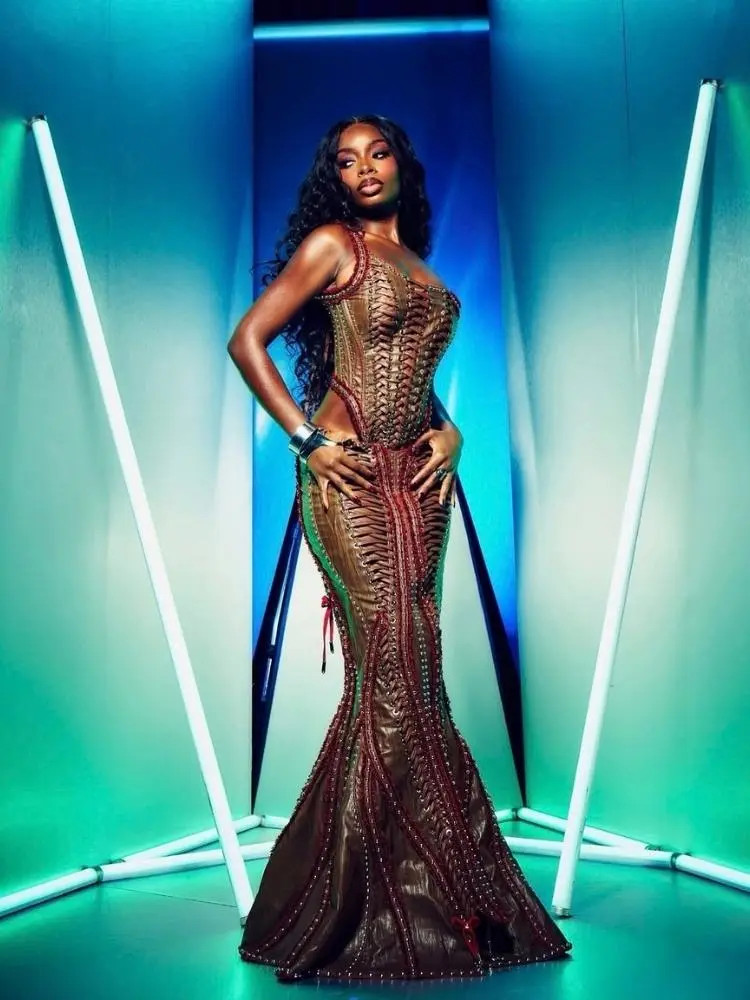 Look de Olandria no tapete turquesa do MTV VMA 2026