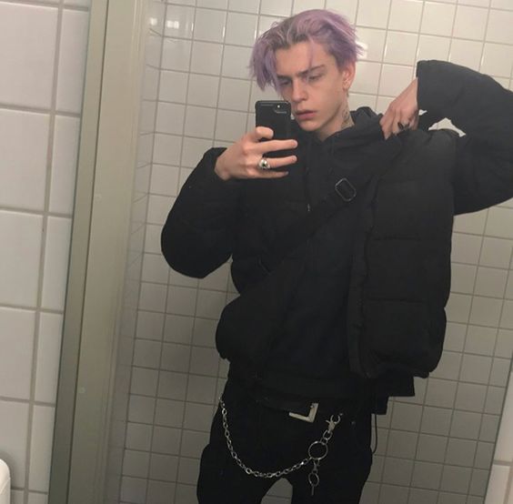 Muito preto no figurino compõe um e-boy autêntico Estilo de um e-boy
