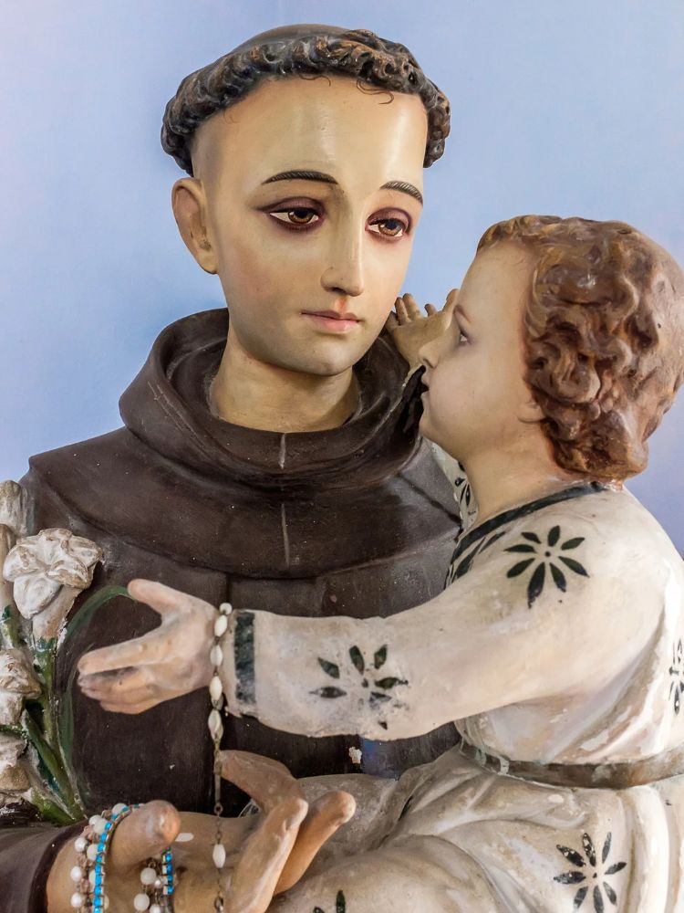 imagem do Santo Antônio segurando o Menino Jesus nos braços