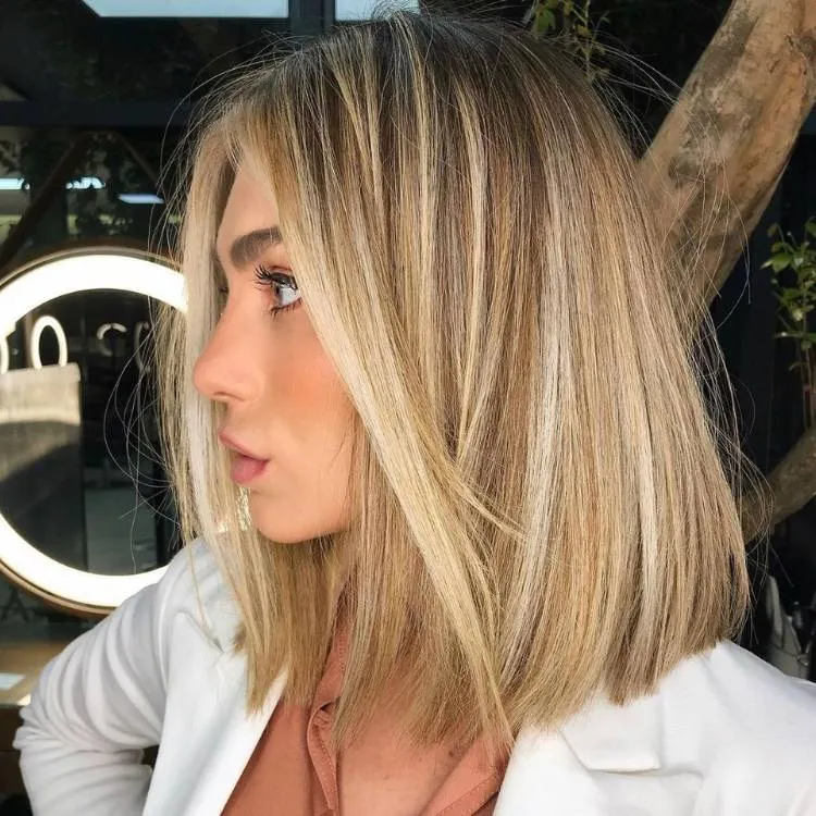 Mulher de pele clara de lado com chanel médio loiro