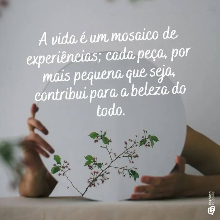 Frase para refletir escrita em foto de pessoa segurando espelho
