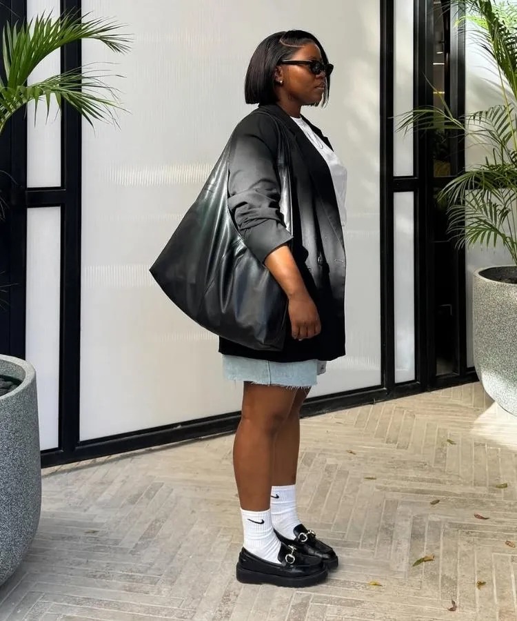 Look com mocassim feminino, meia esportiva e jorts