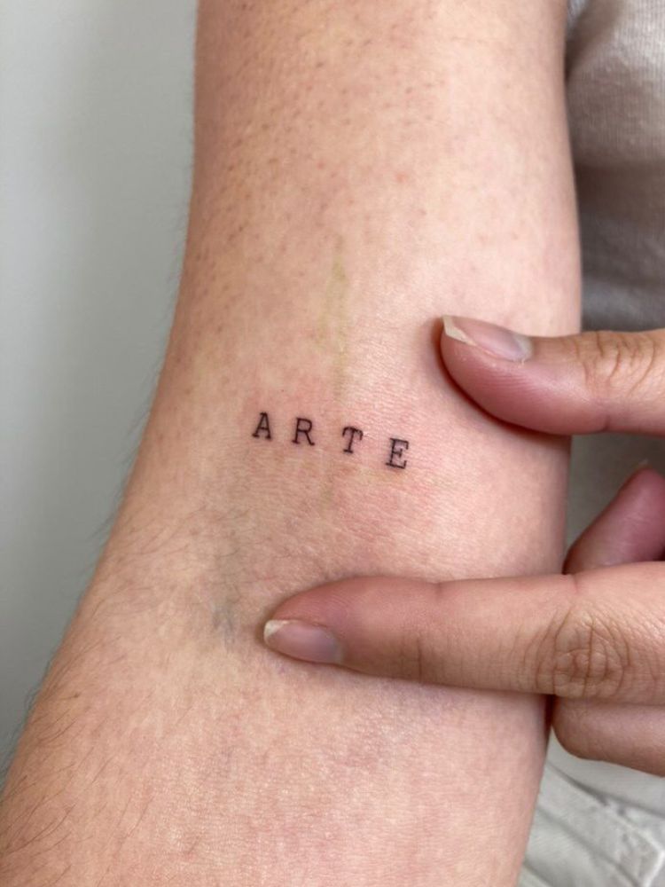 tatuagem com a palavra "arte".