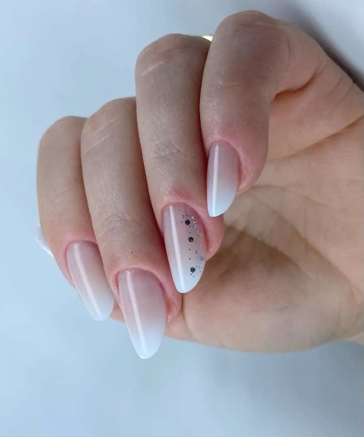 Unha amendoada decorada nas cores: branco, rosa e glitter prata