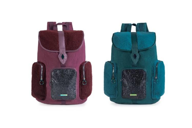 Mochilas de viagem na cor vinho e verde.