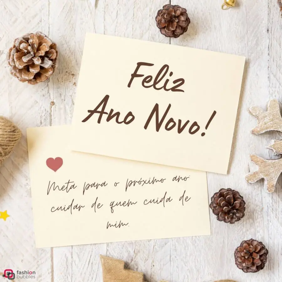 Mesa de madeira com pinhões, enfeites de Natal e papéis com as frases: Meta para 2025: cuidar de quem cuida de mim. Feliz Ano Novo!