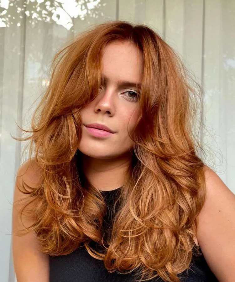 Corte repicado longo ondulado ruivo com franja buttefly