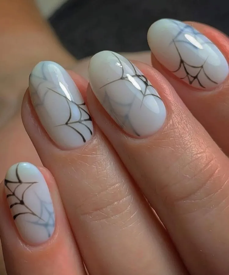 Foto de unhas decoradas de Halloween com teias de aranha