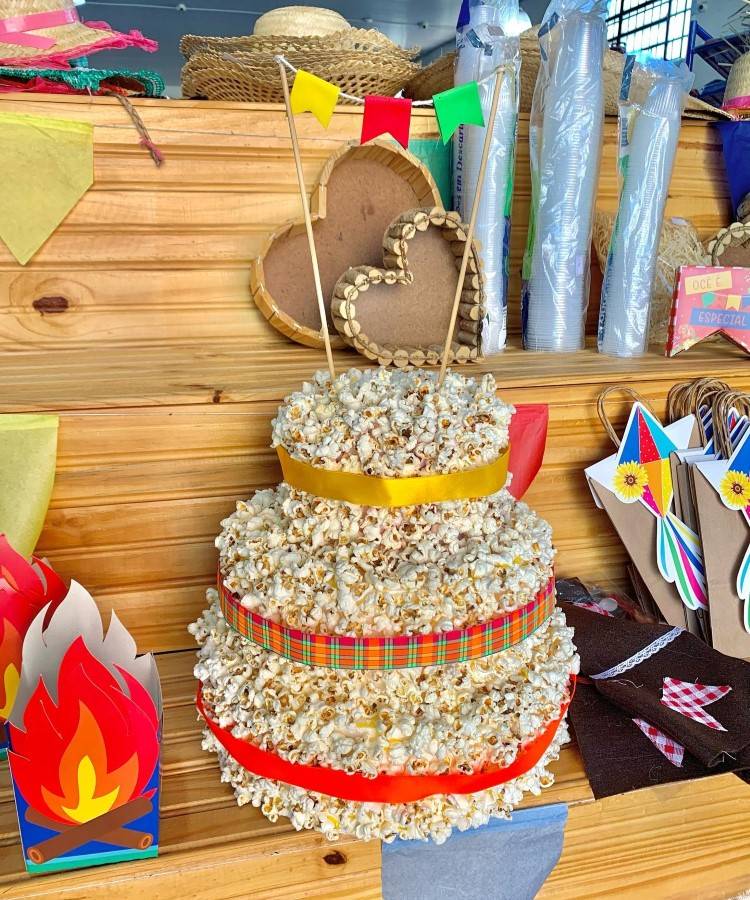 Enfeite de mesa bolo de 3 andares feito de papel decorado com pipoca e fitas
