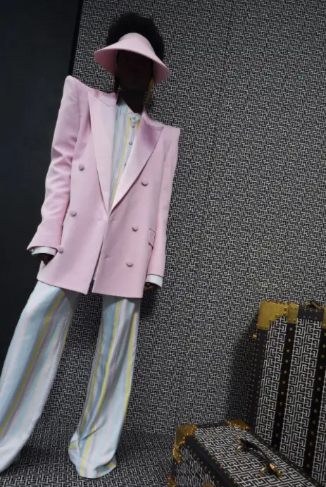 Blazer lilás com maxi ombreira e conjunto listrado 