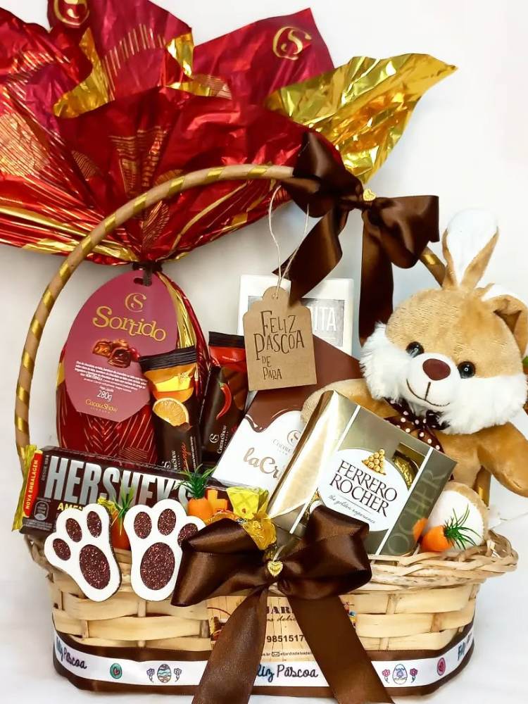 Cesta de Pácoa com ovo, doces e coelho de pelúcia 