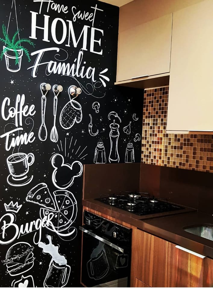 Cozinha com parede de lousa