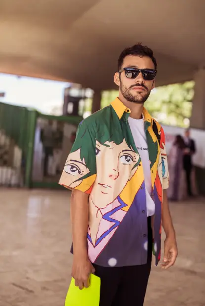 Homem com camisa estampada com anime