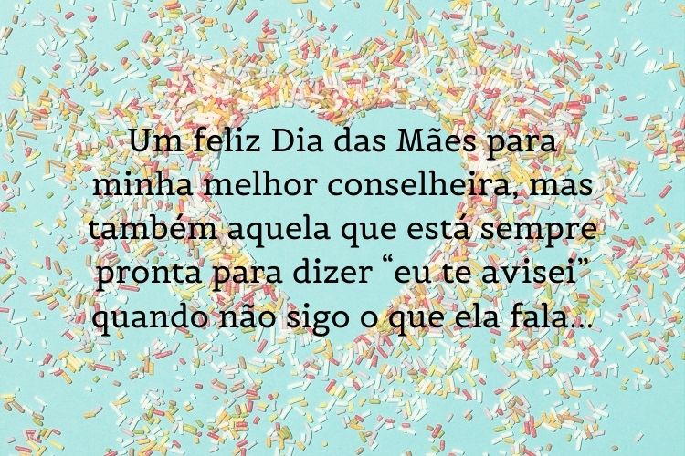 Card com fundo de coração de granulado colorido e frase "Um feliz Dia das Mães para minha melhor conselheira, mas também aquela que está sempre pronta para dizer “eu te avisei” quando não sigo o que ela fala…"