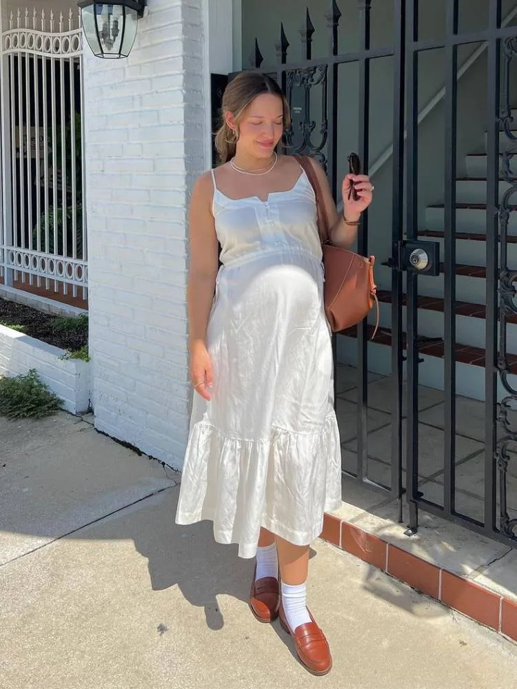mulher usando vestido branco e mocassim marrom