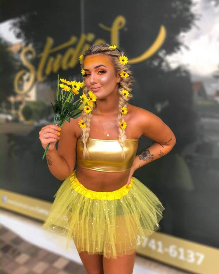 Mulher de amarelo.