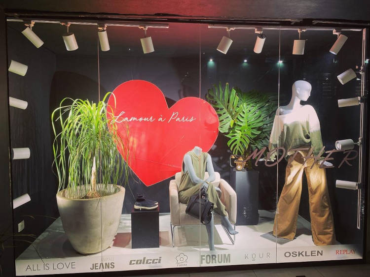 Vitrine de Dia das Mães decorada com plantas e coração.