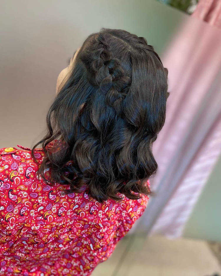 Mulher com cabelo curto preto solto  e trança lateral