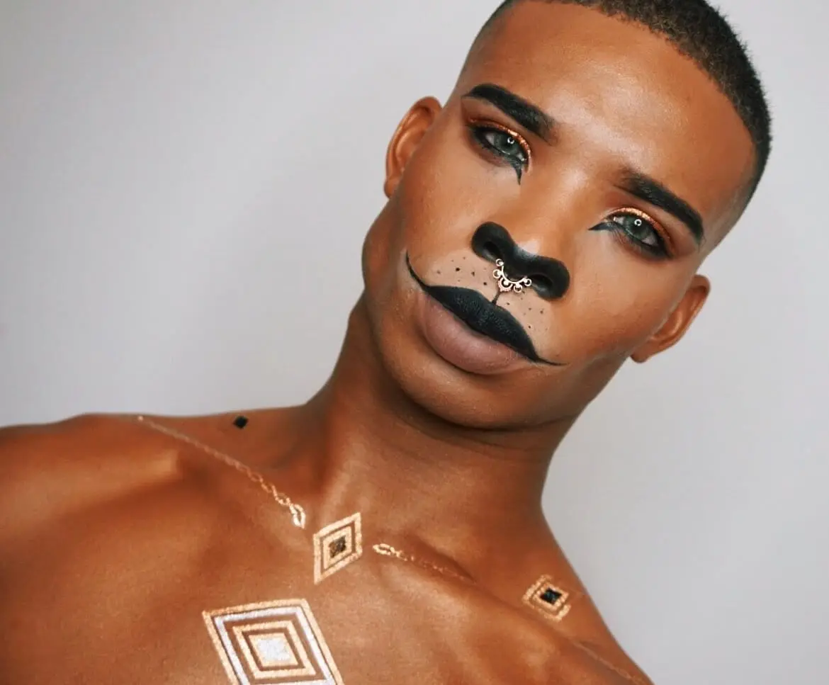 Homem de pele negra com maquiagem de gato egípicio