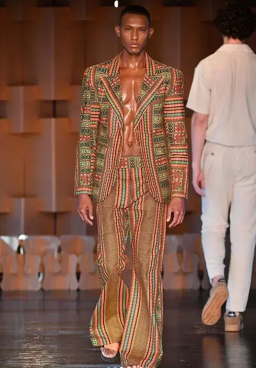  Conjunto blazer e calça com estampas de Moçambique 