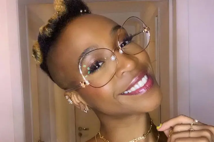 Karol Conka com óculos estilo cabeça para baixo
