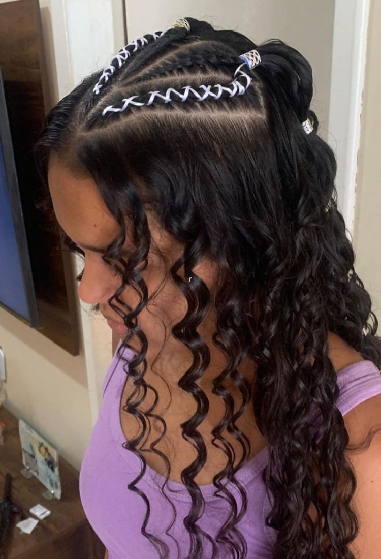 Garota com trança nagô presa com elásticos coloridos para o Carnaval