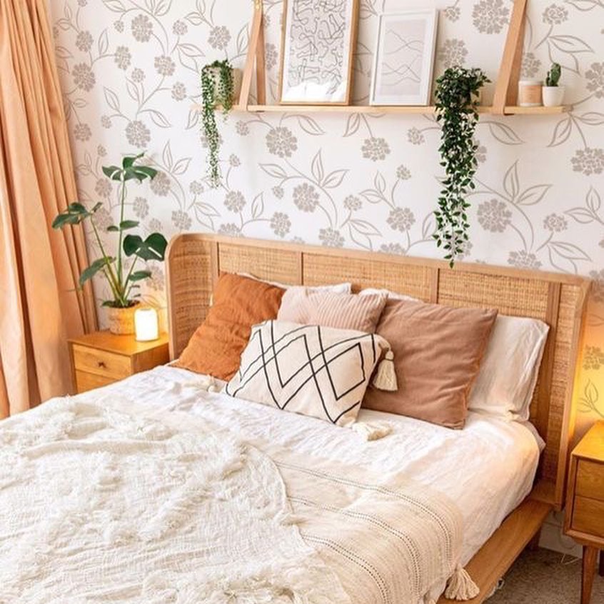Quarto pequeno decorado de casal com papel de parede.