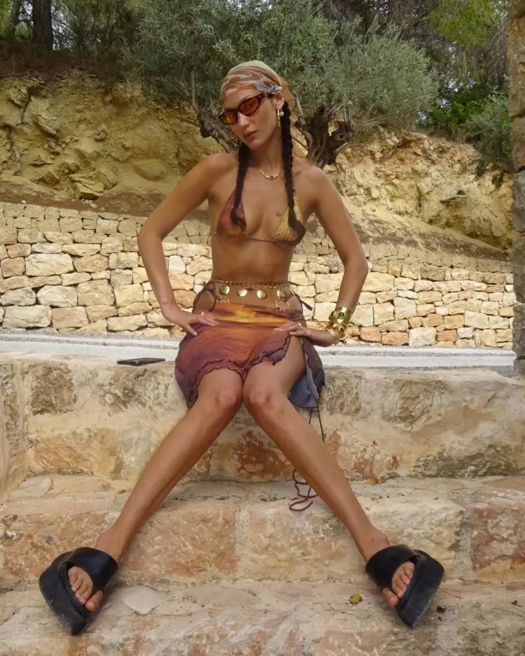 Bela Hadid de biquíni, saída de praia, body chaim e lenço na cabeça