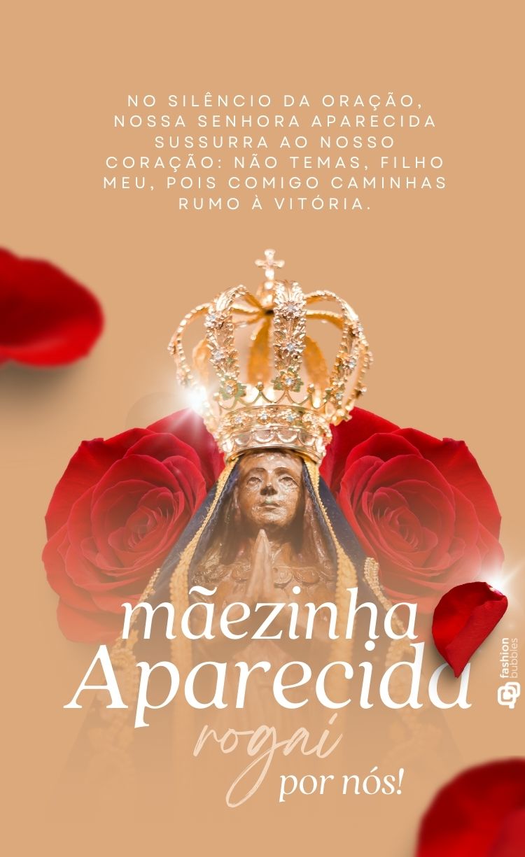 Escultura de Nossa Senhora Aparecida com manto e coroa dourada, ladeada por rosas vermelhas. O texto superior diz "No silêncio da oração, Nossa Senhora Aparecida sussurra ao nosso coração". Abaixo, lê-se "Mãezinha Aparecida rogai por nós!".