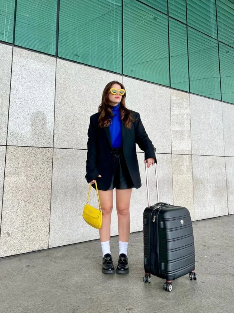 Mulher usando mocassim com blazer preto