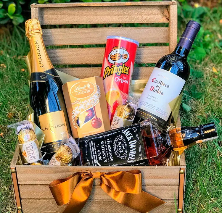 Cesta com pringles, Chandon, Jack Daniels, vinho tinto e chocolate Lindt