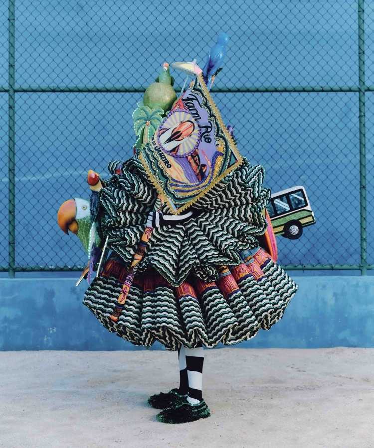 Modelo na campanha da coleção de carnaval da FARM Rio inspirada nos bate-bolas